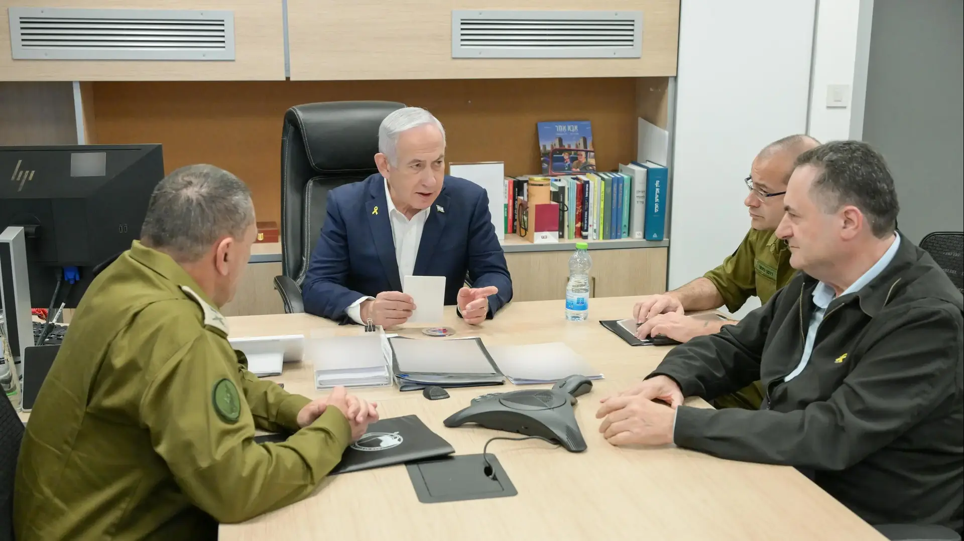 ראש הממשלה בנימין נתניהו,שר הביטחון ישראל כ״ץ והרמטכ"ל אייל זמיר בהערכת מצב ביטחונית בקריה, 18 במרץ 2025 ראש הממשלה בנימין נתניהו,שר הביטחון ישראל כ״ץ והרמטכ"ל אייל זמיר בהערכת מצב ביטחונית בקריה, 18 במרץ 2025