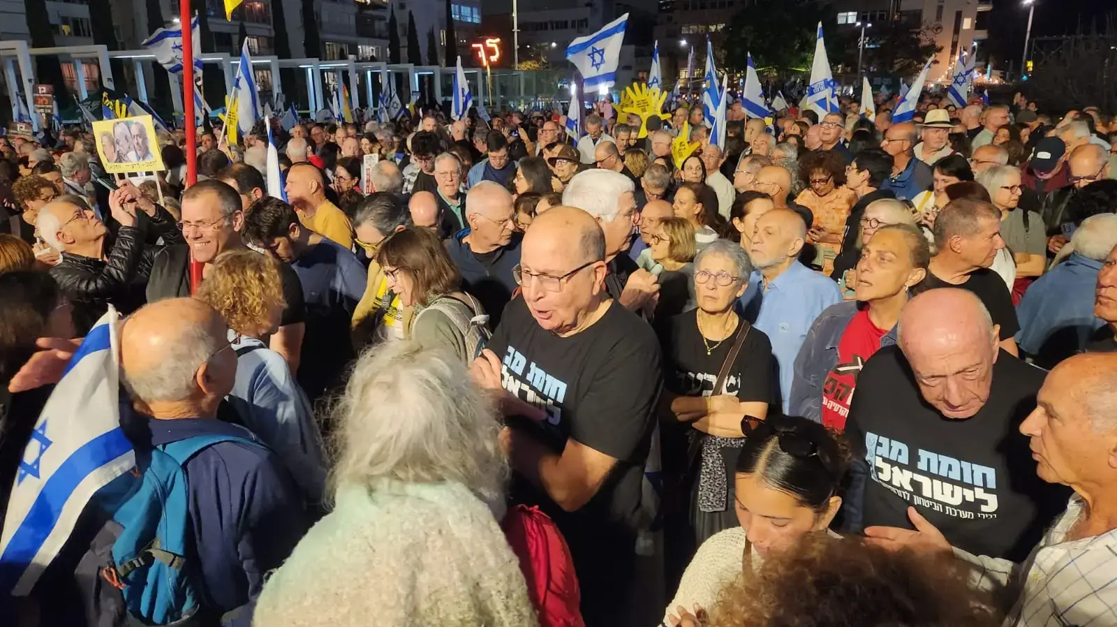 המונים בכיכר הבימה ברקע הצהרות שורדי השבי להחזרת החטופים ברקע המלחמה, כיכר הבימה, 18 במרץ 2025 