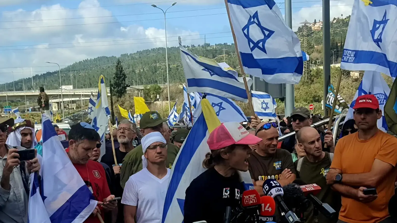 משה רדמן, שקמה ברסלר, יאיא פינק, הצהרות לפני יציאת מחאה לירושלים, מוצא, 19 במרץ 2025 משה רדמן, שקמה ברסלר, יאיא פינק, הצהרות לפני יציאת מחאה לירושלים, מוצא, 19 במרץ 2025