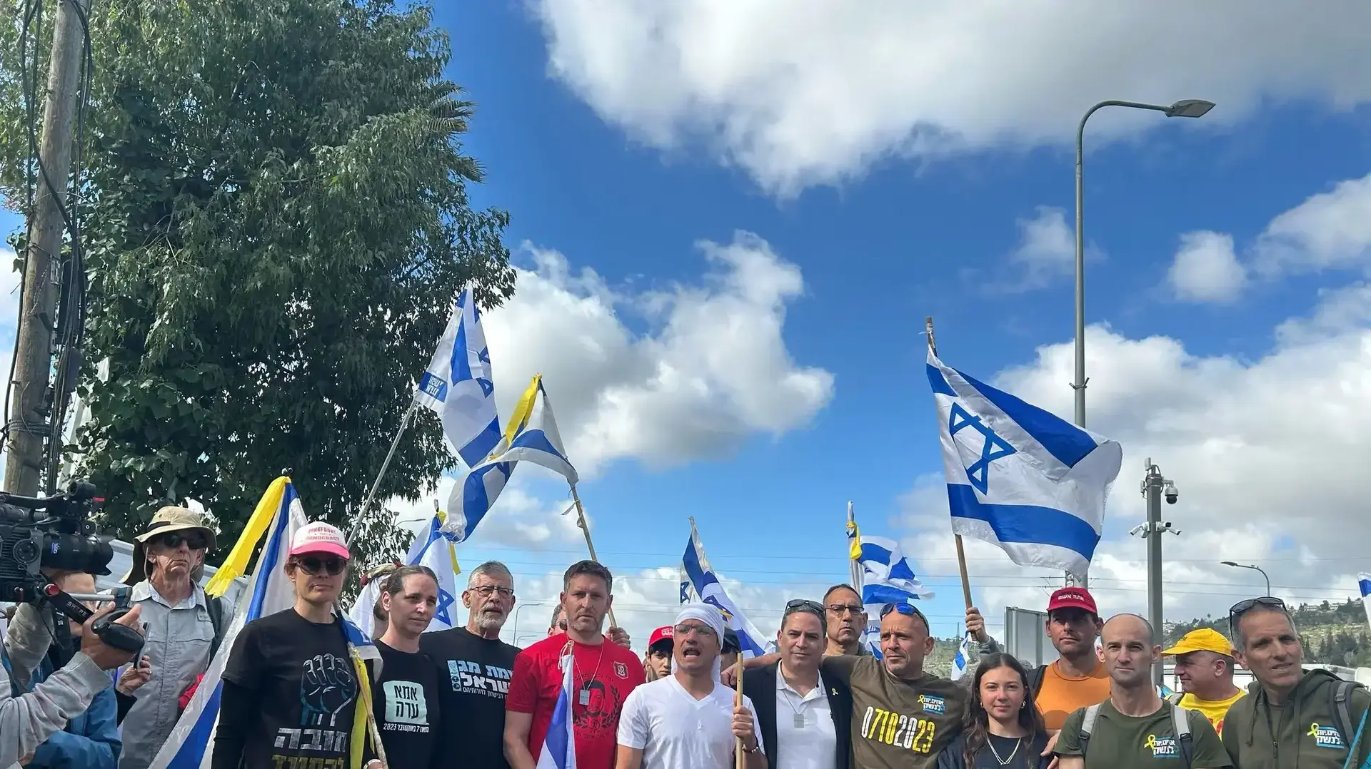 משה רדמן, שקמה ברסלר, יאיא פינק, הצהרות לפני יציאת מחאה לירושלים, מוצא, 19 במרץ 2025 משה רדמן, שקמה ברסלר, יאיא פינק, הצהרות לפני יציאת מחאה לירושלים, מוצא, 19 במרץ 2025