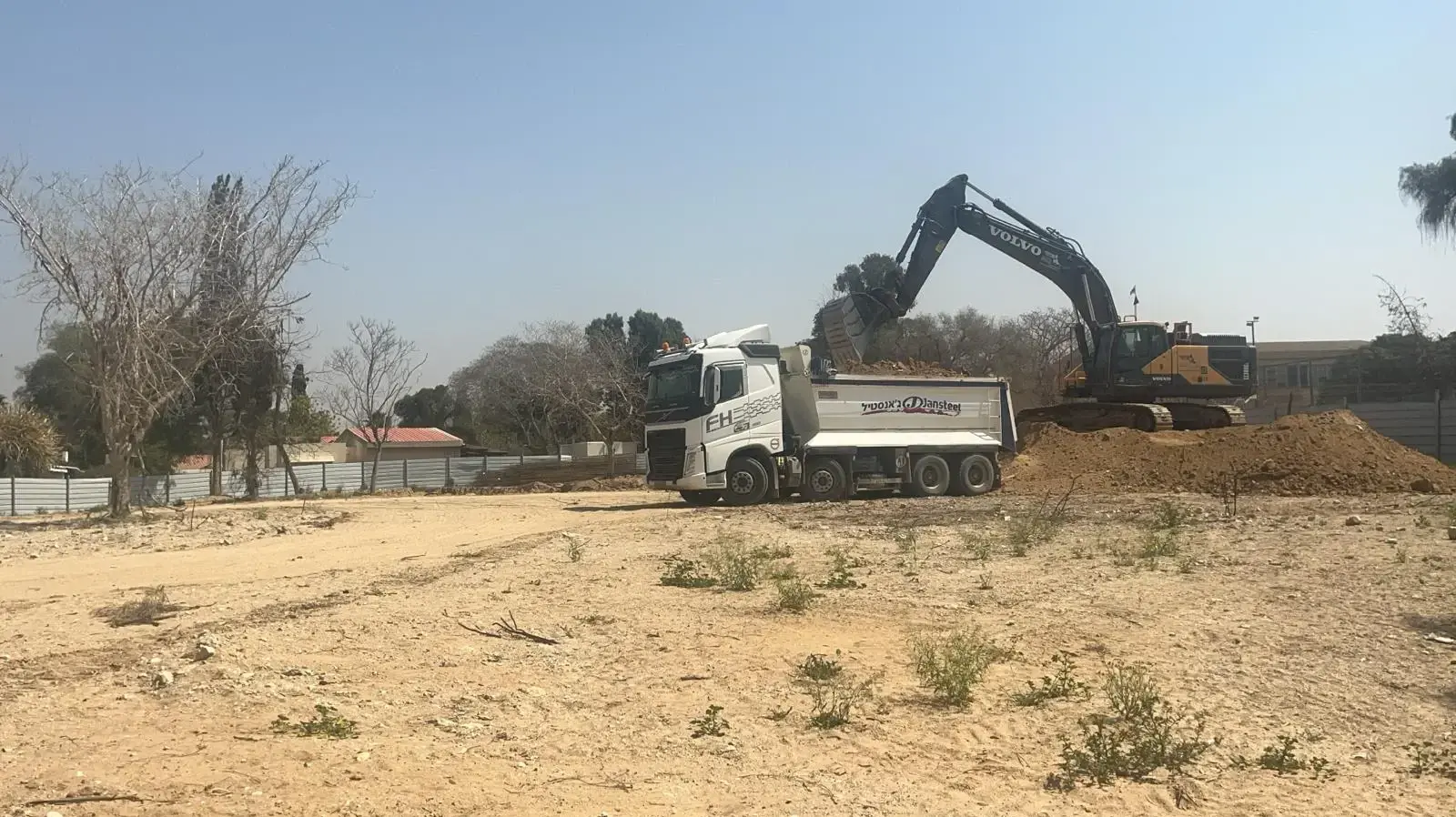 הטרקטורים עולים על הקרקע לבניית שכונת הצעירים של קיבוץ נירים, 19 במרץ 2025 הטרקטורים עולים על הקרקע לבניית שכונת הצעירים של קיבוץ נירים, 19 במרץ 2025