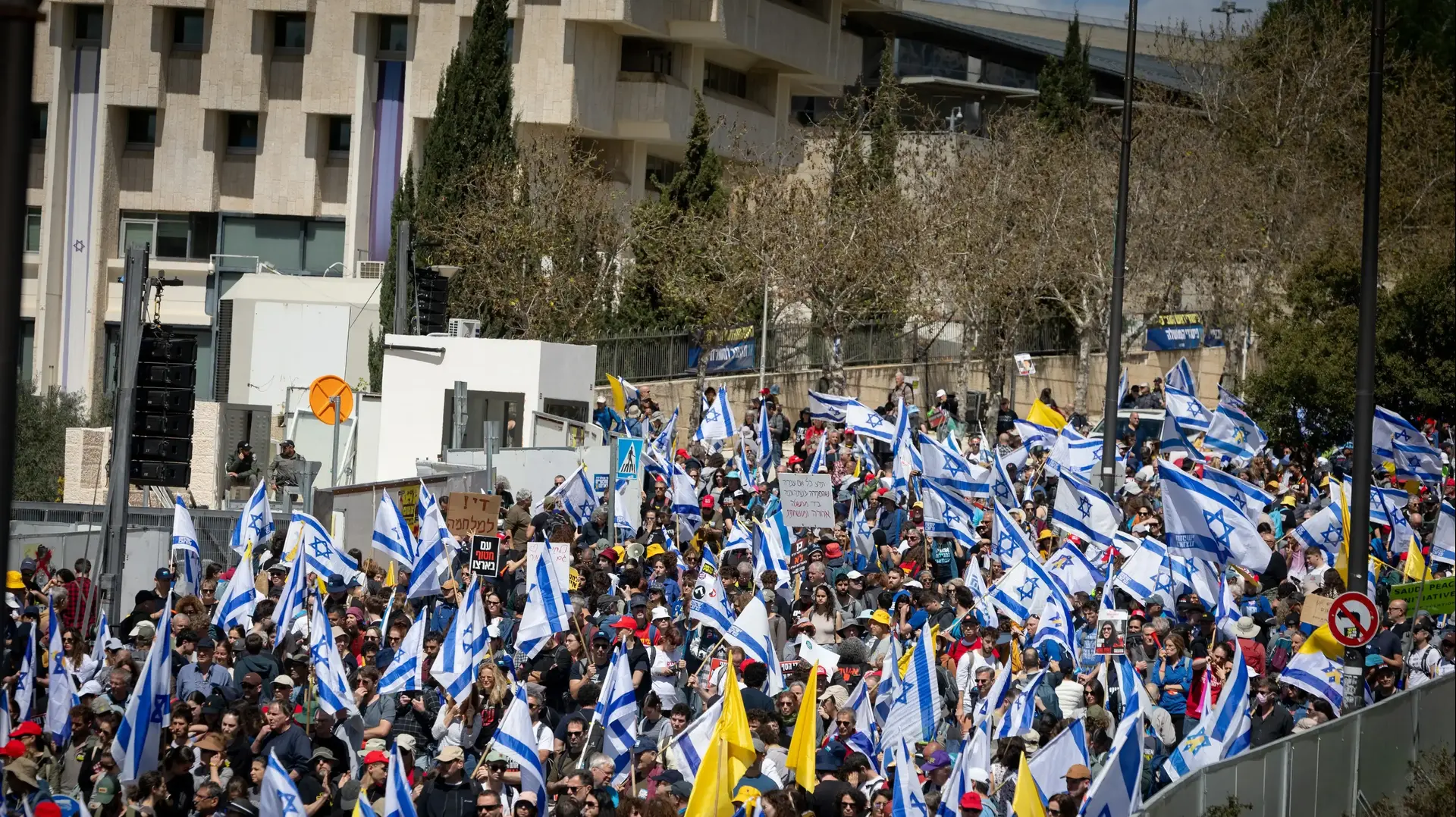 אלפים מול הכנסת במחאה על פיטורי ראש השב"כ והפקרת החטופים, 19 במרץ 2025