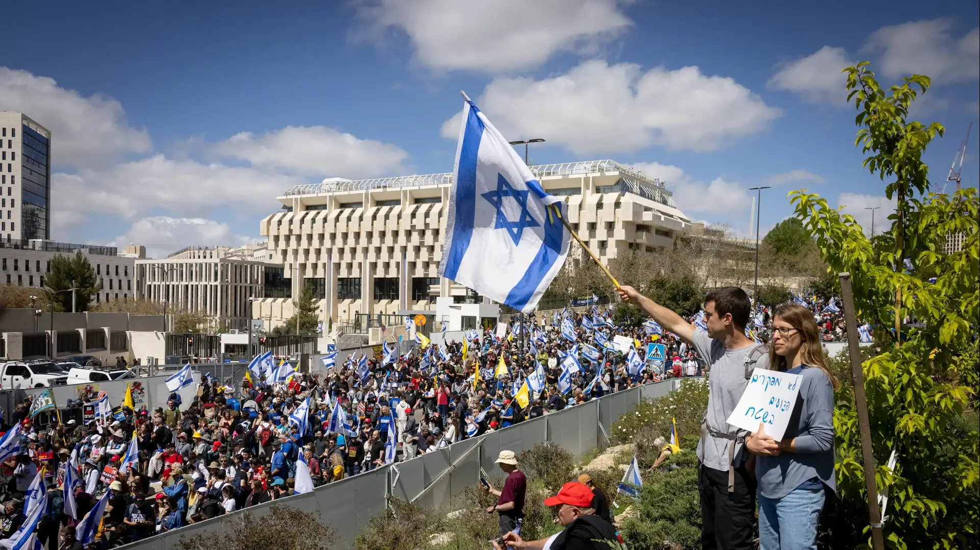 אלפים מול הכנסת במחאה על פיטורי ראש השב"כ והפקרת החטופים, 19 במרץ 2025 אלפים מול הכנסת במחאה על פיטורי ראש השב"כ והפקרת החטופים, 19 במרץ 2025