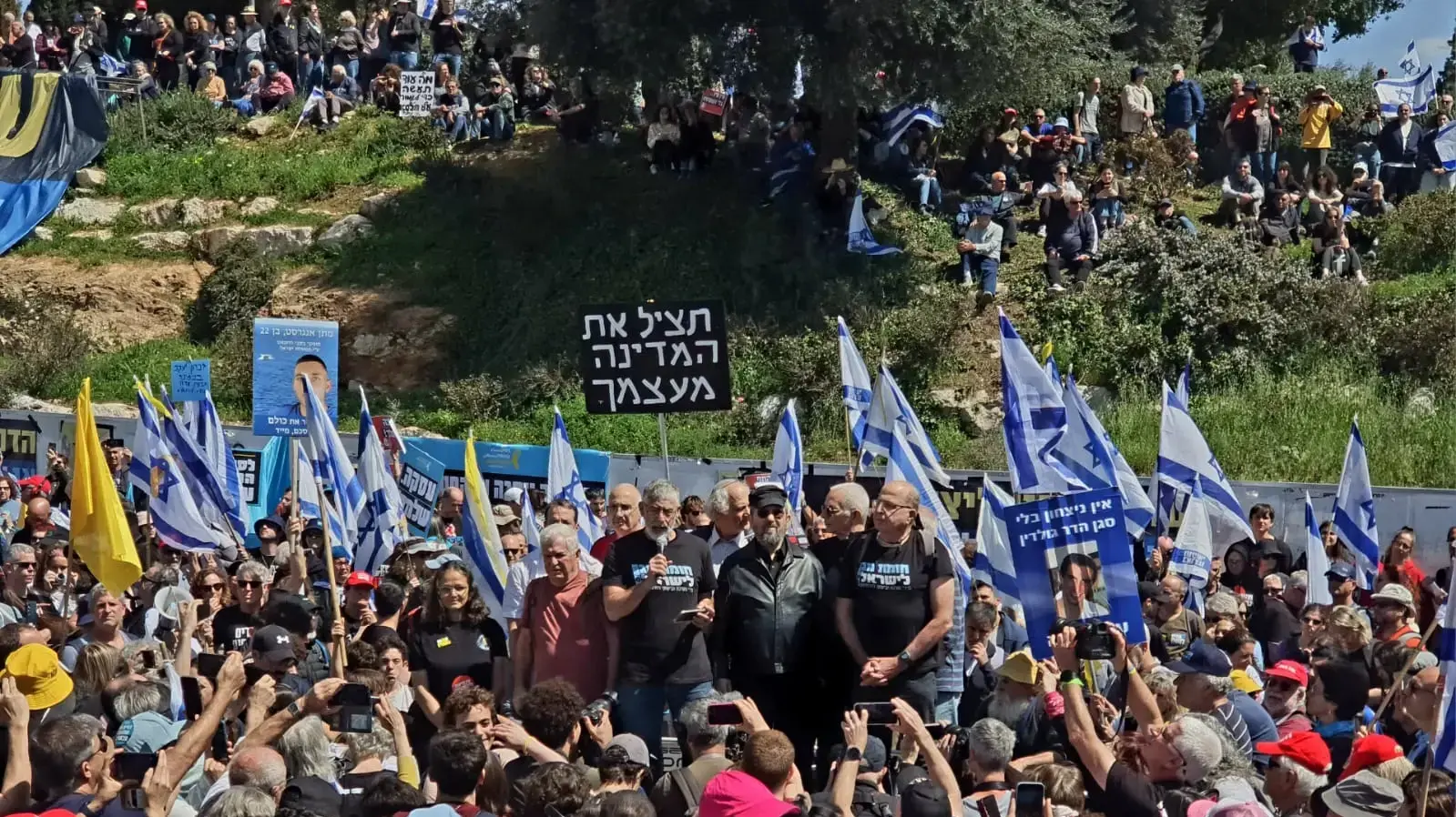 הפגנה במחאה על פיטורי ראש השב"כ והפקרת החטופים, קריית הממשלה, 19 במרץ 2025 הפגנה במחאה על פיטורי ראש השב"כ והפקרת החטופים, קריית הממשלה, 19 במרץ 2025