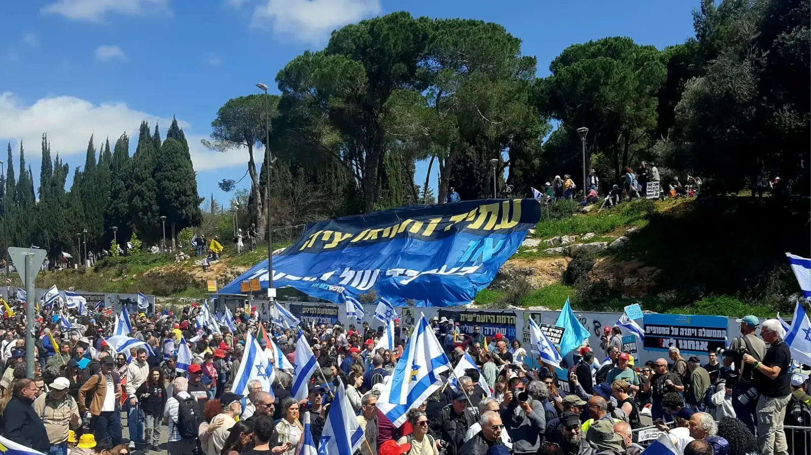 הפגנה במחאה על פיטורי ראש השב"כ והפקרת החטופים, קריית הממשלה, 19 במרץ 2025 הפגנה במחאה על פיטורי ראש השב"כ והפקרת החטופים, קריית הממשלה, 19 במרץ 2025