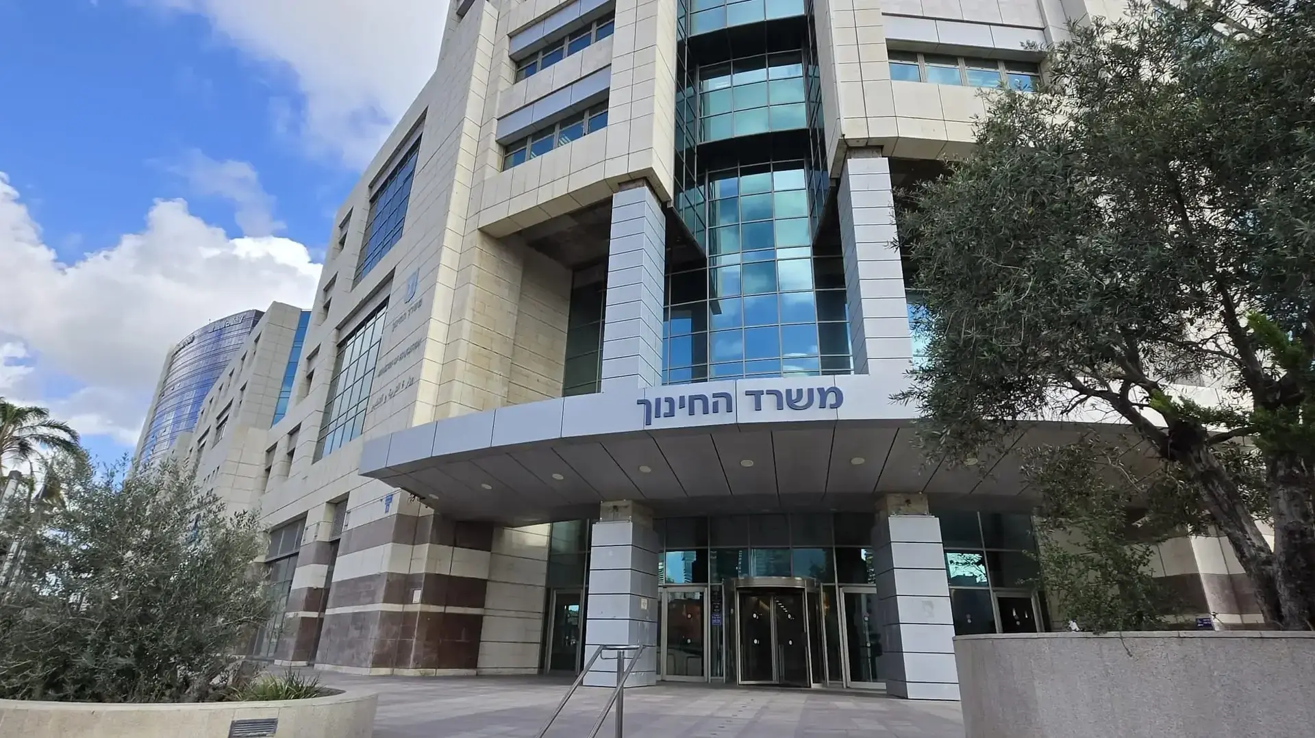 בניין משרד החינוך, רחוב השלושה, ת"א