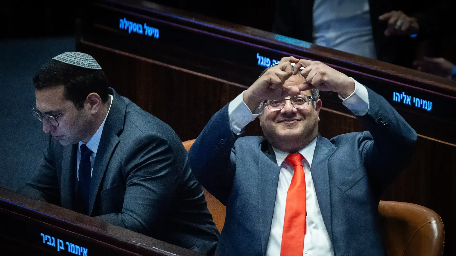 איתמר בן גביר השר לבט"פ מסמן בידיו לב לאחר אישור חזרת שרי עוצמה יהודית לממשלה, 19 במרץ 2025 איתמר בן גביר השר לבט"פ מסמן בידיו לב לאחר אישור חזרת שרי עוצמה יהודית לממשלה, 19 במרץ 2025