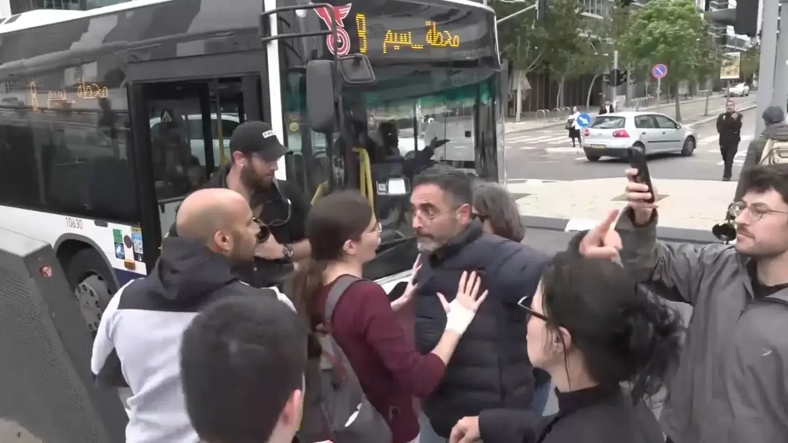 עימות בין מפגינים להולכי רגל ברחוב יגאל אלון, תל אביב, 20 במרץ 2025