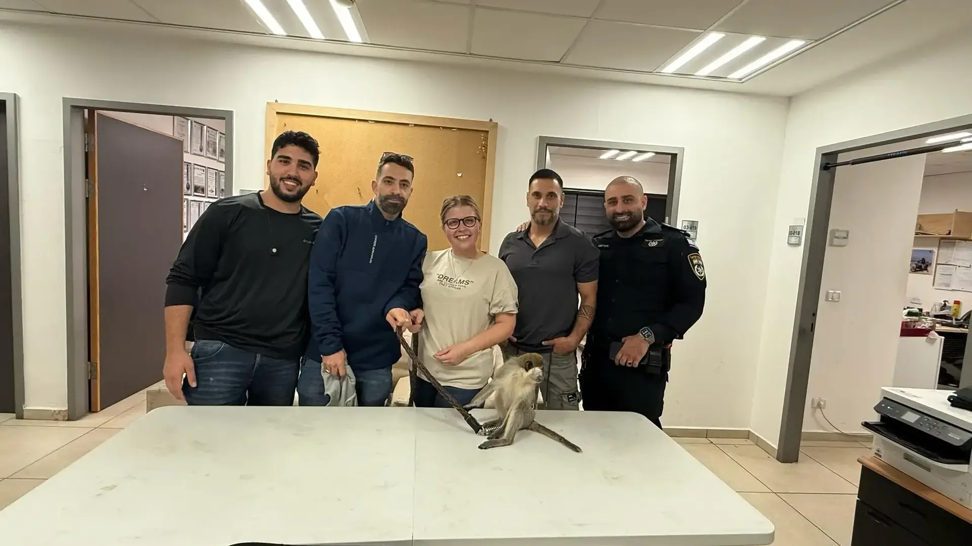 קוף נוסף חולץ על ידי בלשי המשטרה, בתל אביב