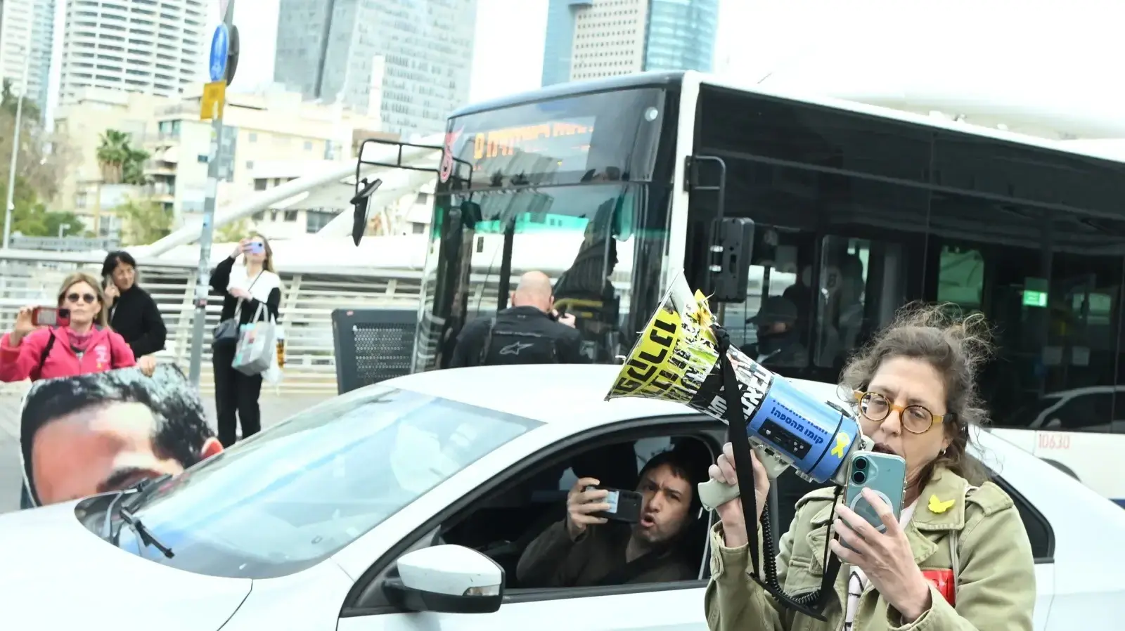 הפגנה למען שחרור החטופים, חסימה בדרך יגאל אלון ת"א, 20 במרץ 2025 הפגנה למען שחרור החטופים, חסימה בדרך יגאל אלון ת"א, 20 במרץ 2025