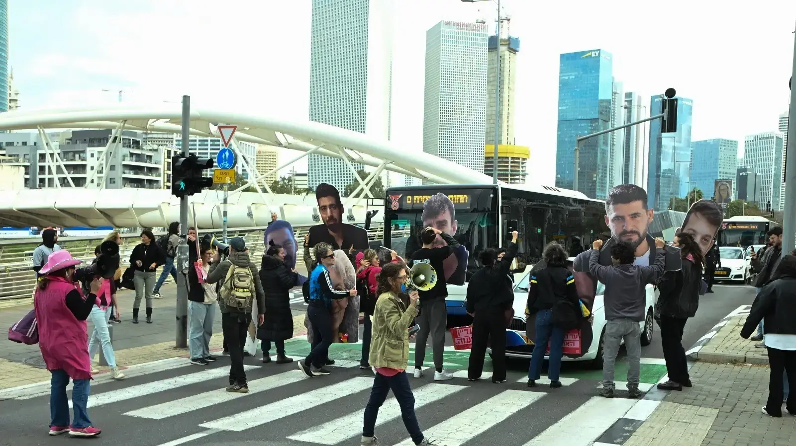 הפגנה למען שחרור החטופים, חסימה בדרך יגאל אלון ת"א, 20 במרץ 2025 הפגנה למען שחרור החטופים, חסימה בדרך יגאל אלון ת"א, 20 במרץ 2025