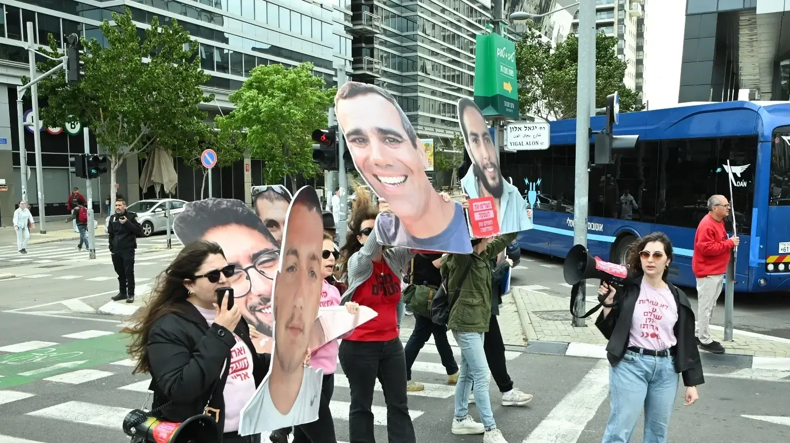 הפגנה למען שחרור החטופים, חסימה בדרך יגאל אלון ת"א, 20 במרץ 2025 הפגנה למען שחרור החטופים, חסימה בדרך יגאל אלון ת"א, 20 במרץ 2025