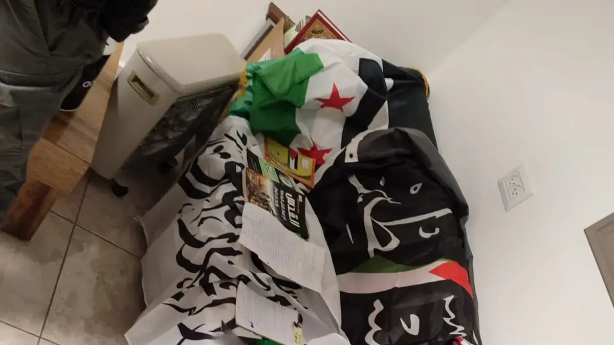 ספרי חמאס וחומרים לאומניים שנמצאו במהלך מעצרו של ג׳האד זריקאת החשוד בביצוע עבירות ביטחון ספרי חמאס וחומרים לאומניים שנמצאו במהלך מעצרו של ג׳האד זריקאת החשוד בביצוע עבירות ביטחון