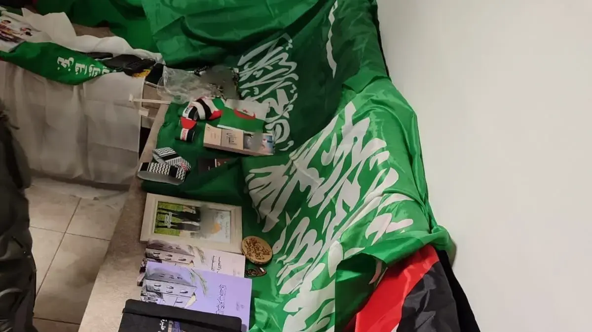 ספרי חמאס וחומרים לאומניים שנמצאו במהלך מעצרו של ג׳האד זריקאת החשוד בביצוע עבירות ביטחון ספרי חמאס וחומרים לאומניים שנמצאו במהלך מעצרו של ג׳האד זריקאת החשוד בביצוע עבירות ביטחון