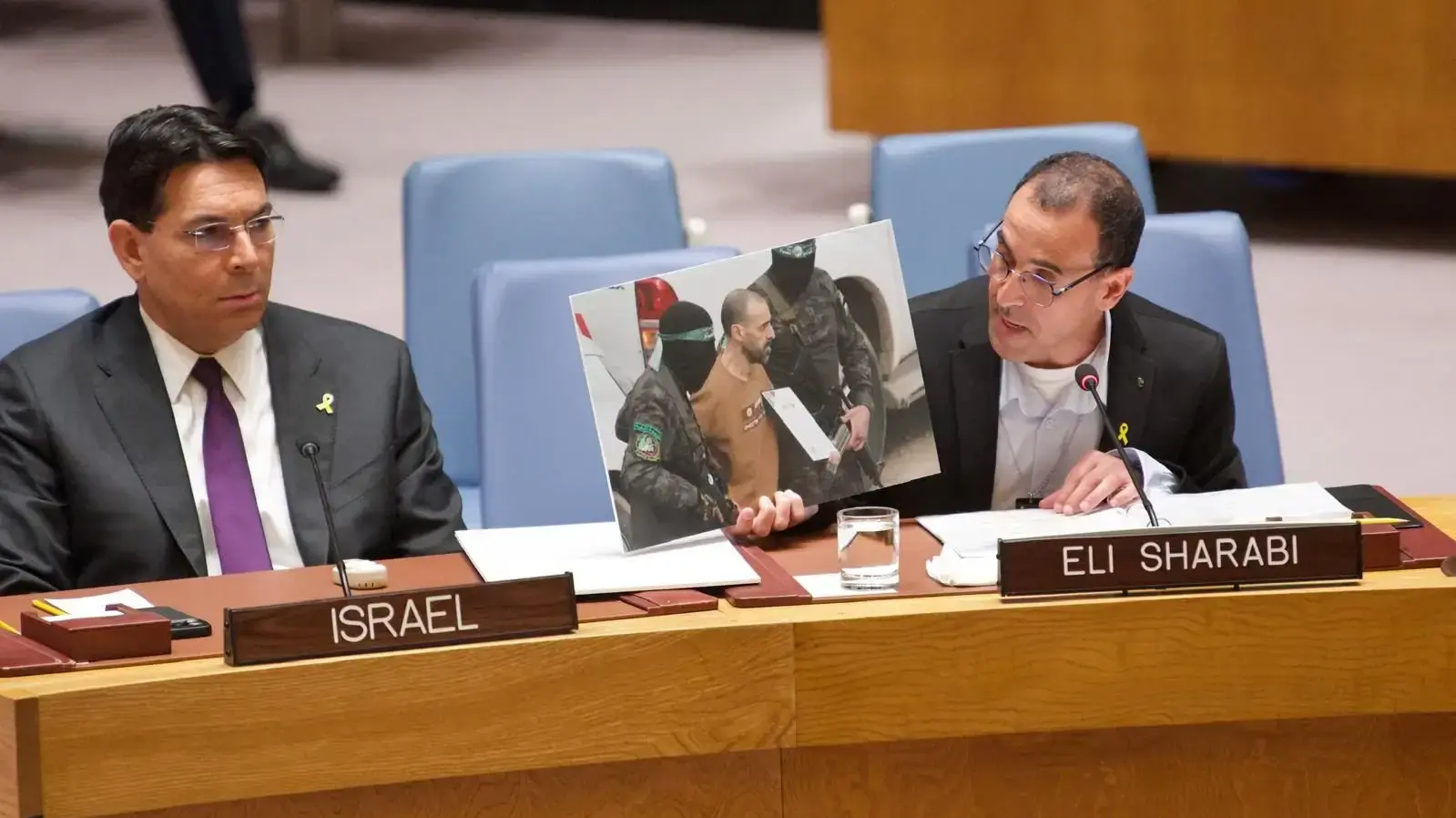 אלי שרעבי חשף לראשונה בפני מועצת הבטחון - ארגזי סיוע עם סמלי אונר״א שימשו את חמאס במנהרות אלי שרעבי חשף לראשונה בפני מועצת הבטחון - ארגזי סיוע עם סמלי אונר״א שימשו את חמאס במנהרות