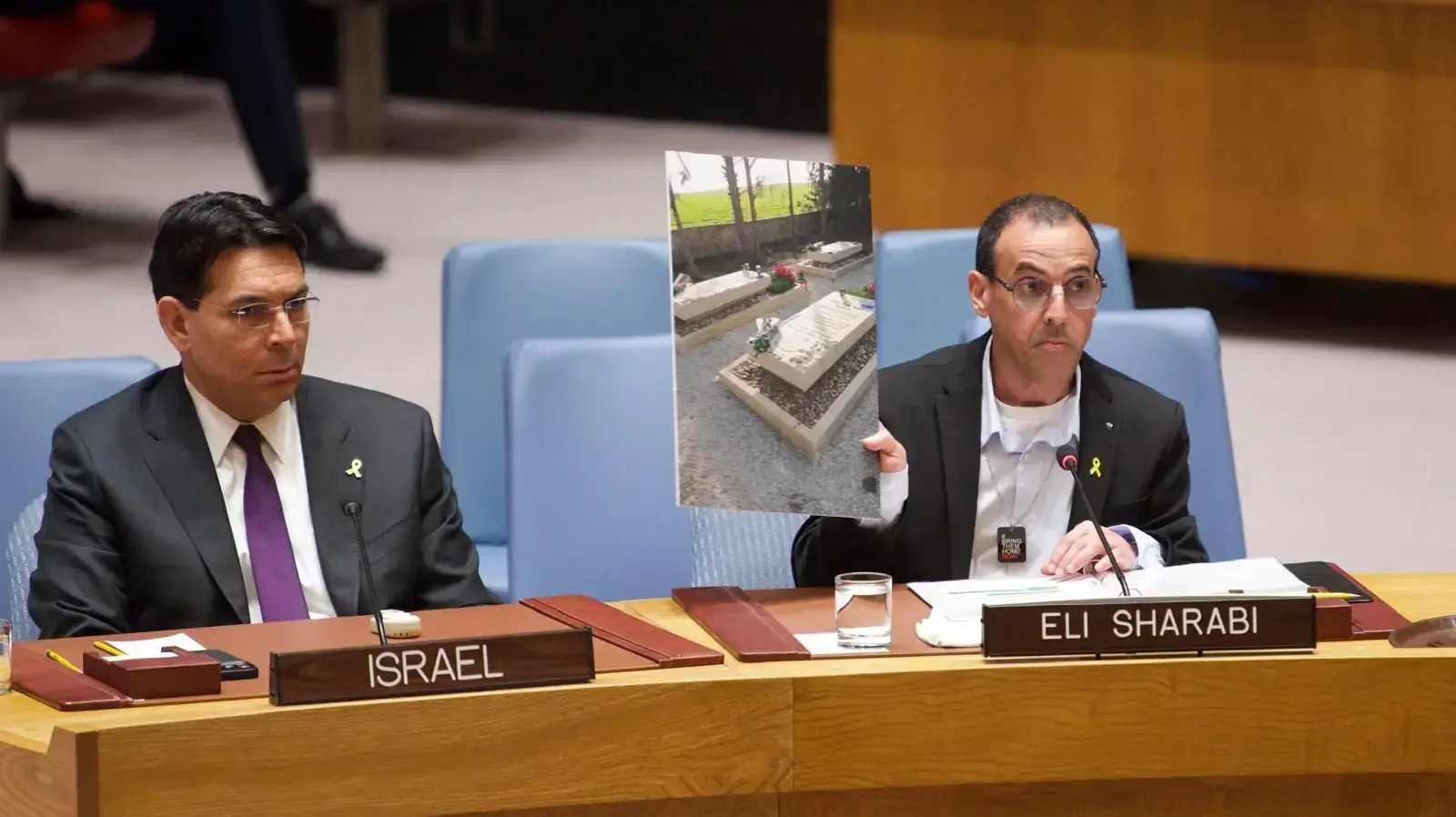 אלי שרעבי חשף לראשונה בפני מועצת הבטחון - ארגזי סיוע עם סמלי אונר״א שימשו את חמאס במנהרות אלי שרעבי חשף לראשונה בפני מועצת הבטחון - ארגזי סיוע עם סמלי אונר״א שימשו את חמאס במנהרות