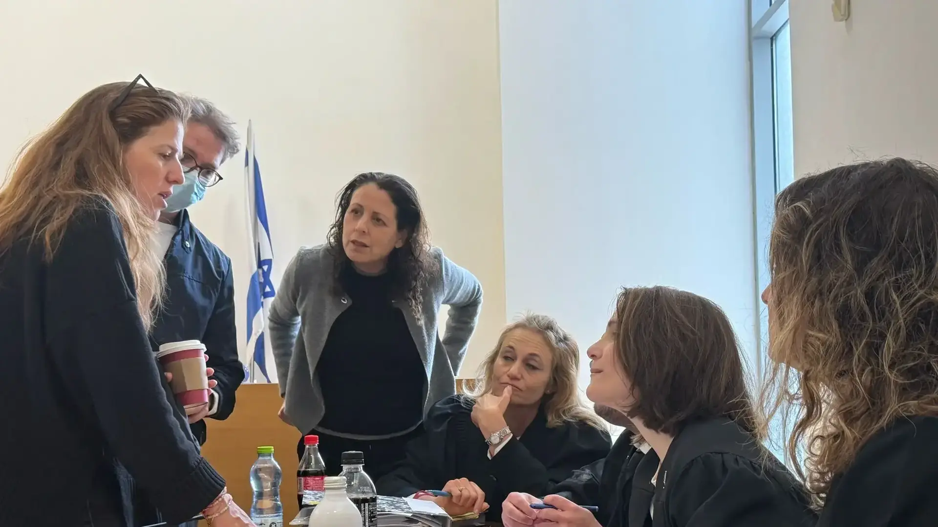 בבית המשפט המחוזי בחיפה עת התקיים דיון בתביעתה של עיריית חיפה כנגד חברת רכבת ישראל וגופי ממשלה נוספים בבית המשפט המחוזי בחיפה עת התקיים דיון בתביעתה של עיריית חיפה כנגד חברת רכבת ישראל וגופי ממשלה נוספים