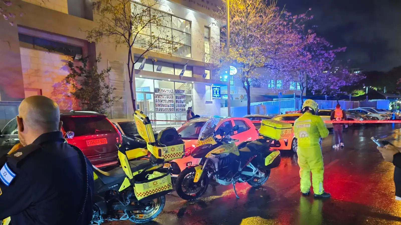 חשד לרצח בפתח תקווה: גבר כבן 40 נורה למוות על יד בית כנסת חשד לרצח בפתח תקווה: גבר כבן 40 נורה למוות על יד בית כנסת