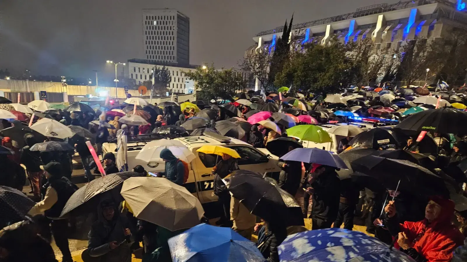 המונים עם מטריות בקריית הממשלה בירושלים. המונים עם מטריות בקריית הממשלה בירושלים.