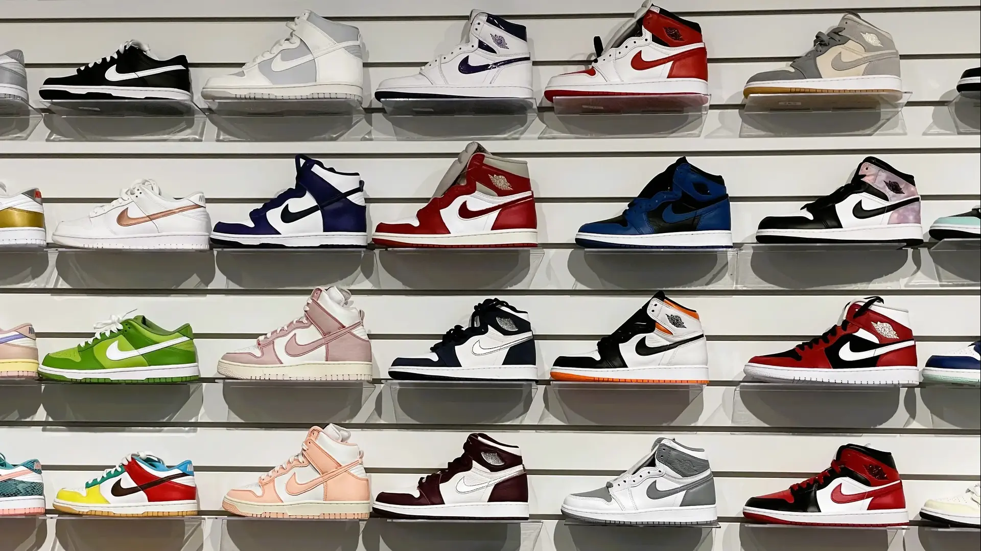 Кроссовки Nike в зале магазина