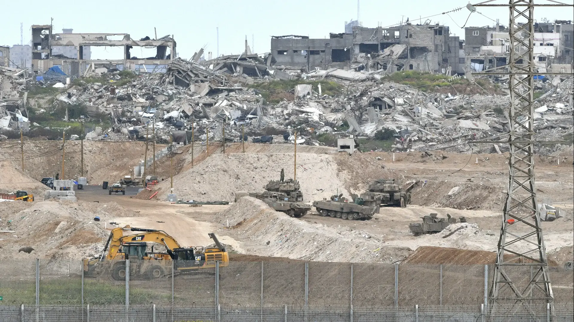 דחפור וטנקים של צה"ל, גדר גבול רצועת עזה, 20 במרץ 2025 דחפור וטנקים של צה"ל, גדר גבול רצועת עזה, 20 במרץ 2025