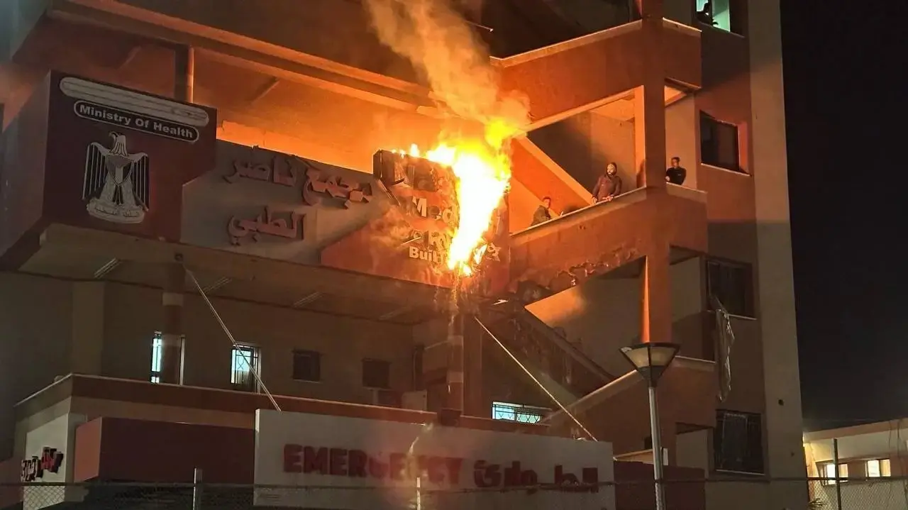 אש שפרצה בעקבות תקיפה של חיל האוויר  בבית-החולים "נאסר" שבח'אן-יונס, עזה, 23 במרץ 2025
