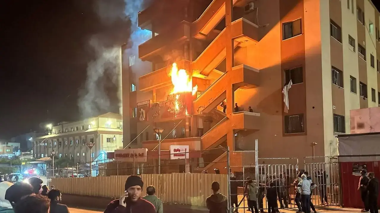 אש שפרצה בעקבות תקיפה של חיל האוויר בבית-החולים "נאסר" שבח'אן-יונס, עזה, 23 במרץ 2025 אש שפרצה בעקבות תקיפה של חיל האוויר בבית-החולים "נאסר" שבח'אן-יונס, עזה, 23 במרץ 2025