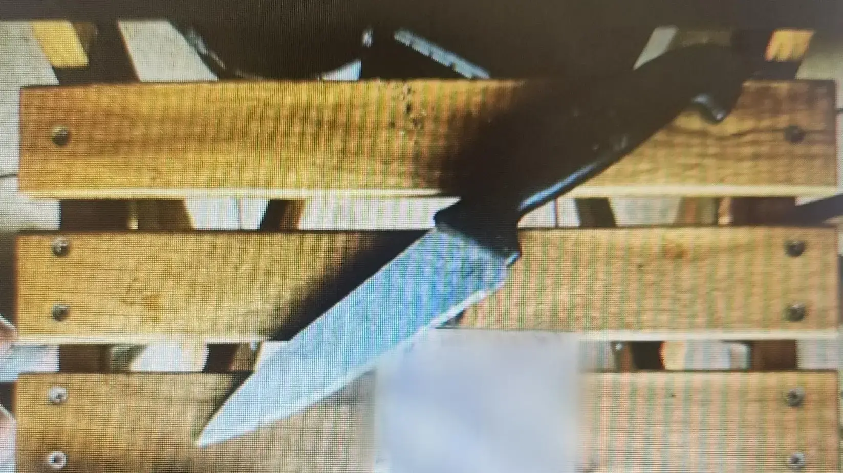הסכינים שאיתם הצטלם החשוד שאיים על מנכ"ל חברת תקשורת הסכינים שאיתם הצטלם החשוד שאיים על מנכ"ל חברת תקשורת