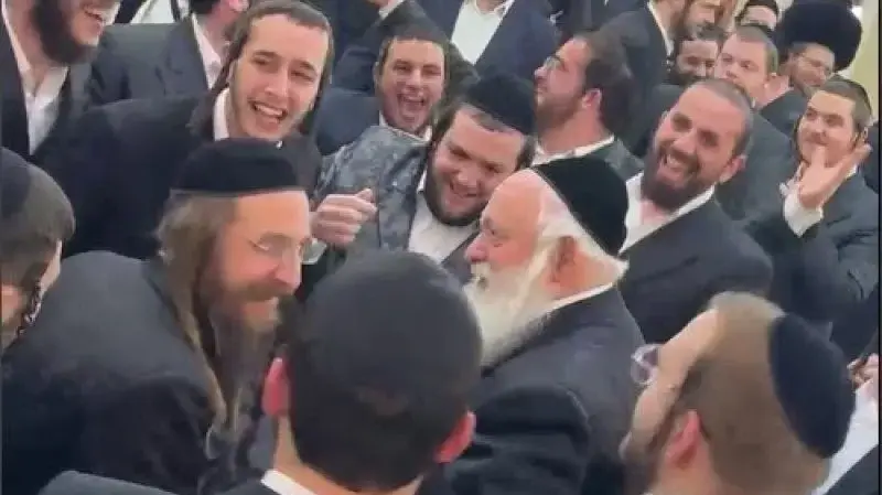 השר יצחק גולדקנופף רוקד בחתונה למילות השיר ״נמות ולא נתגייס״ השר יצחק גולדקנופף רוקד בחתונה למילות השיר ״נמות ולא נתגייס״