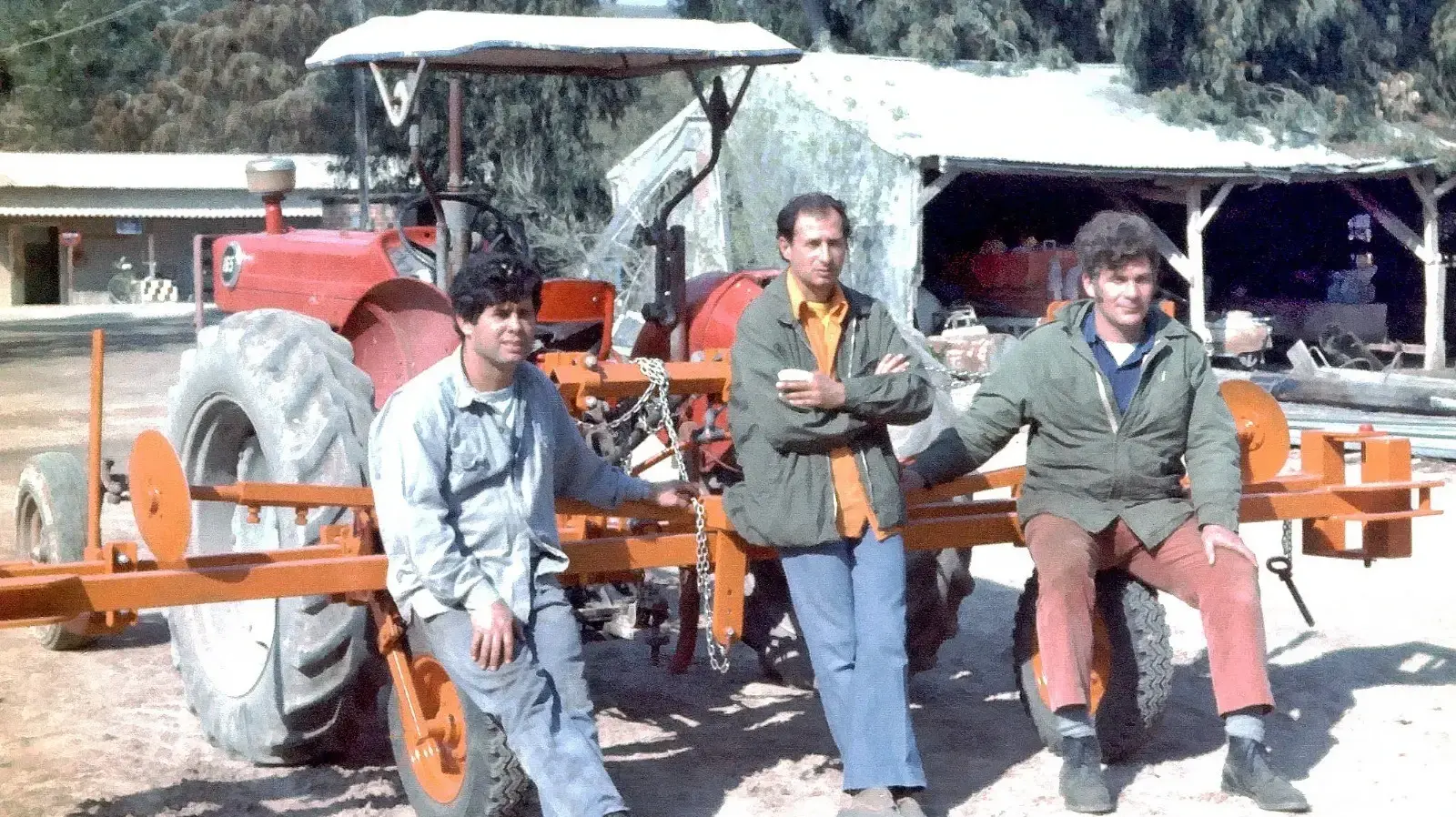 מוסה הורן (משמאל), שאול כוכבי (באמצע) גדעון אמיר (מימין), קיבוץ הזורע מוסה הורן (משמאל), שאול כוכבי (באמצע) גדעון אמיר (מימין), קיבוץ הזורע