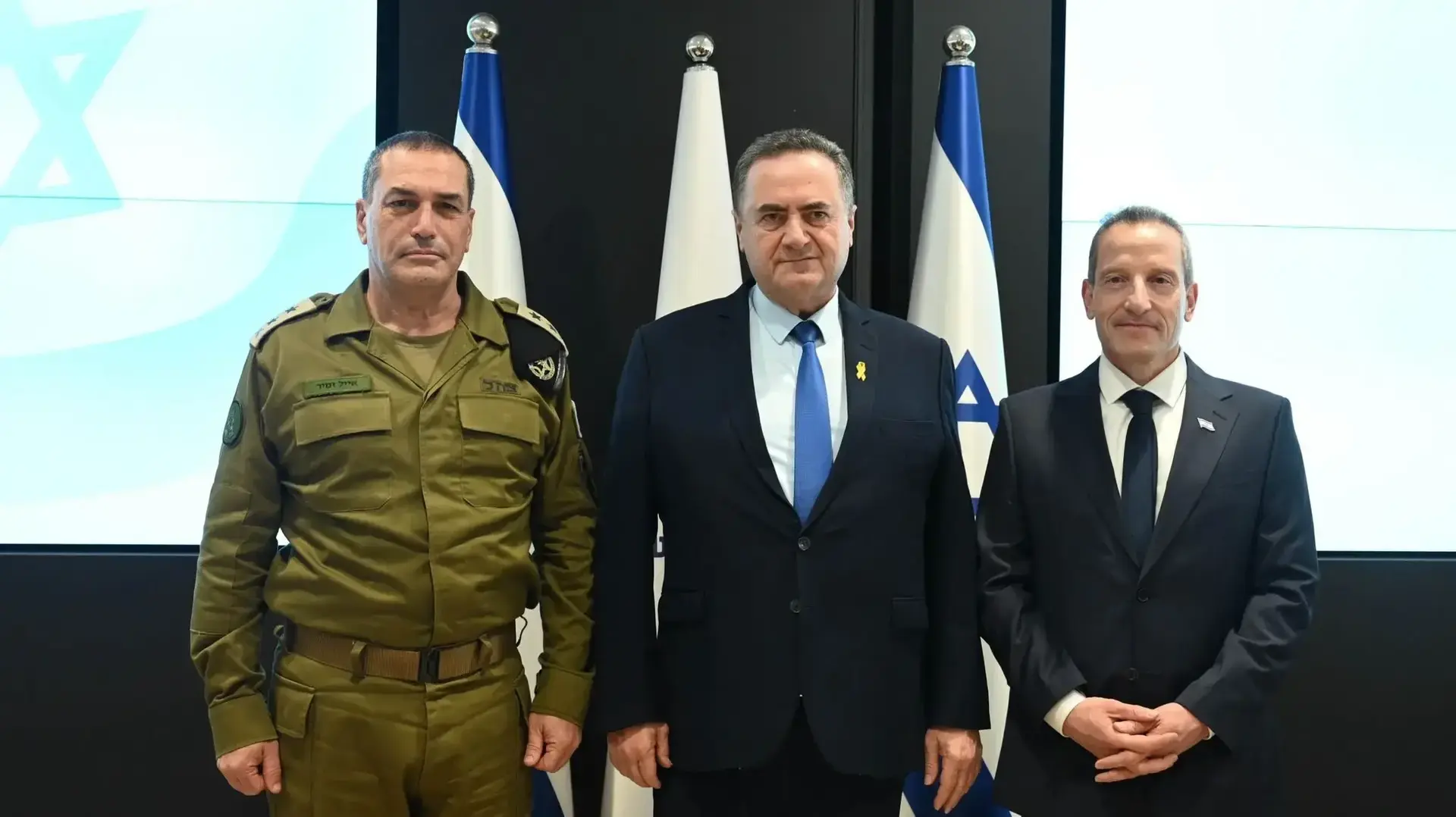 שר הביטחון, ישראל כ״ץ, הרמטכ"ל רא"ל אייל זמיר, מנכ"ל משרד הביטחון אמיר ברעם בטקס מינויו של ברעם למנכ"ל ה-26 של משרד הביטחון, 24 במרץ 2025 שר הביטחון, ישראל כ״ץ, הרמטכ"ל רא"ל אייל זמיר, מנכ"ל משרד הביטחון אמיר ברעם בטקס מינויו של ברעם למנכ"ל ה-26 של משרד הביטחון, 24 במרץ 2025