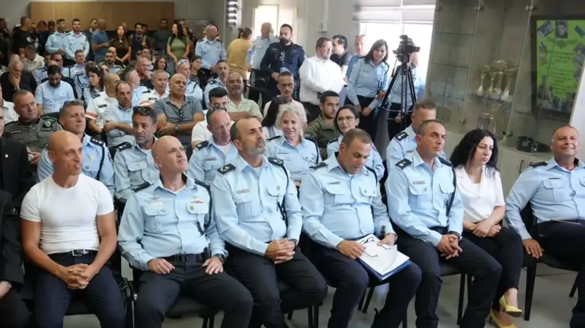 ראש העיר עכו עמיחי בן שלוש (בחולצת טי לבנה) בטקס חילופי מפקד תחנה בעיר, יולי 2024 ראש העיר עכו עמיחי בן שלוש (בחולצת טי לבנה) בטקס חילופי מפקד תחנה בעיר, יולי 2024