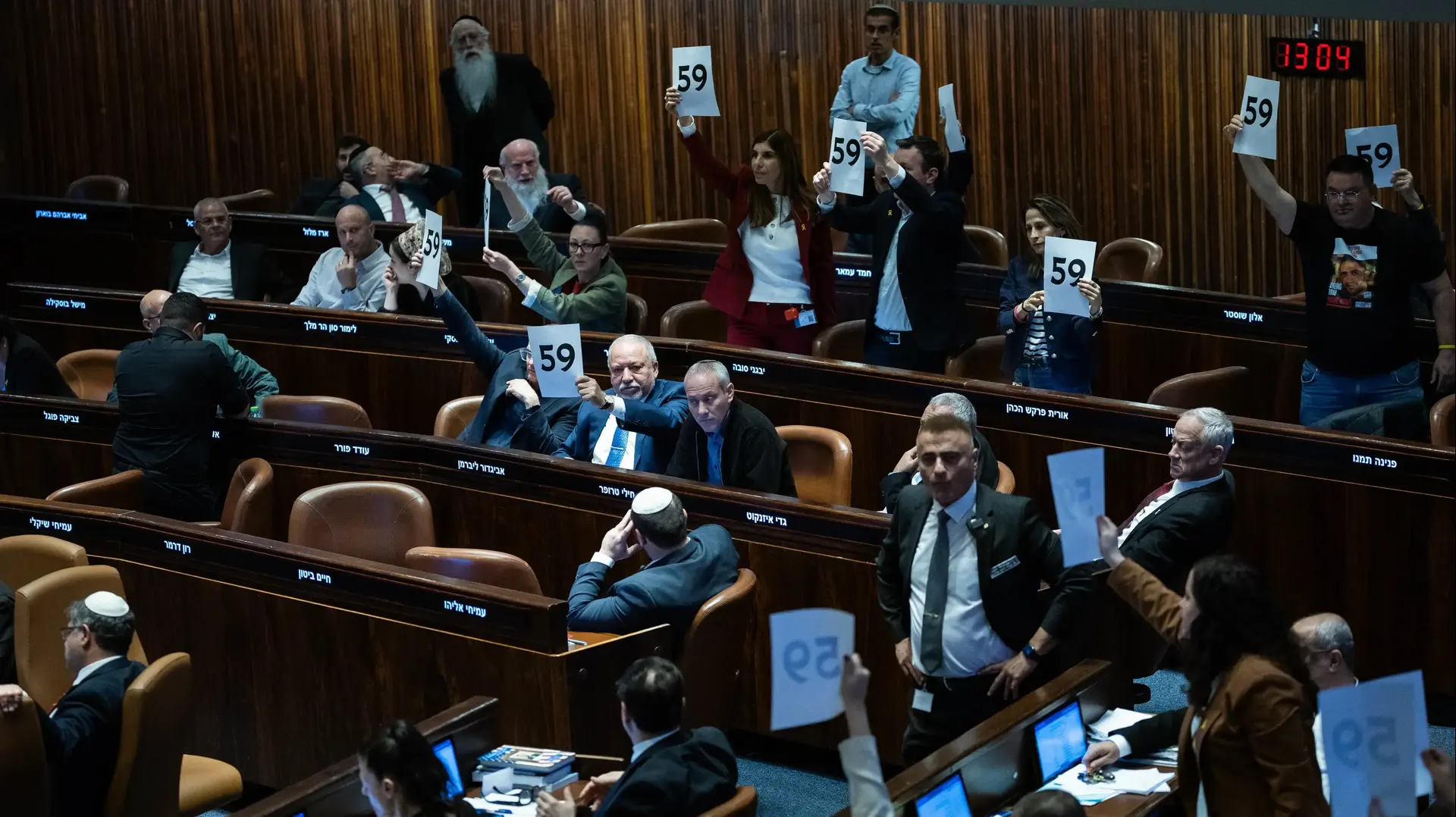 חברי האופוזיציה מוחים בזמן אישור תקציב המדינה ל-2025 במליאת הכנסת
25 במרץ 2025 חברי האופוזיציה מוחים בזמן אישור תקציב המדינה ל-2025 במליאת הכנסת
25 במרץ 2025