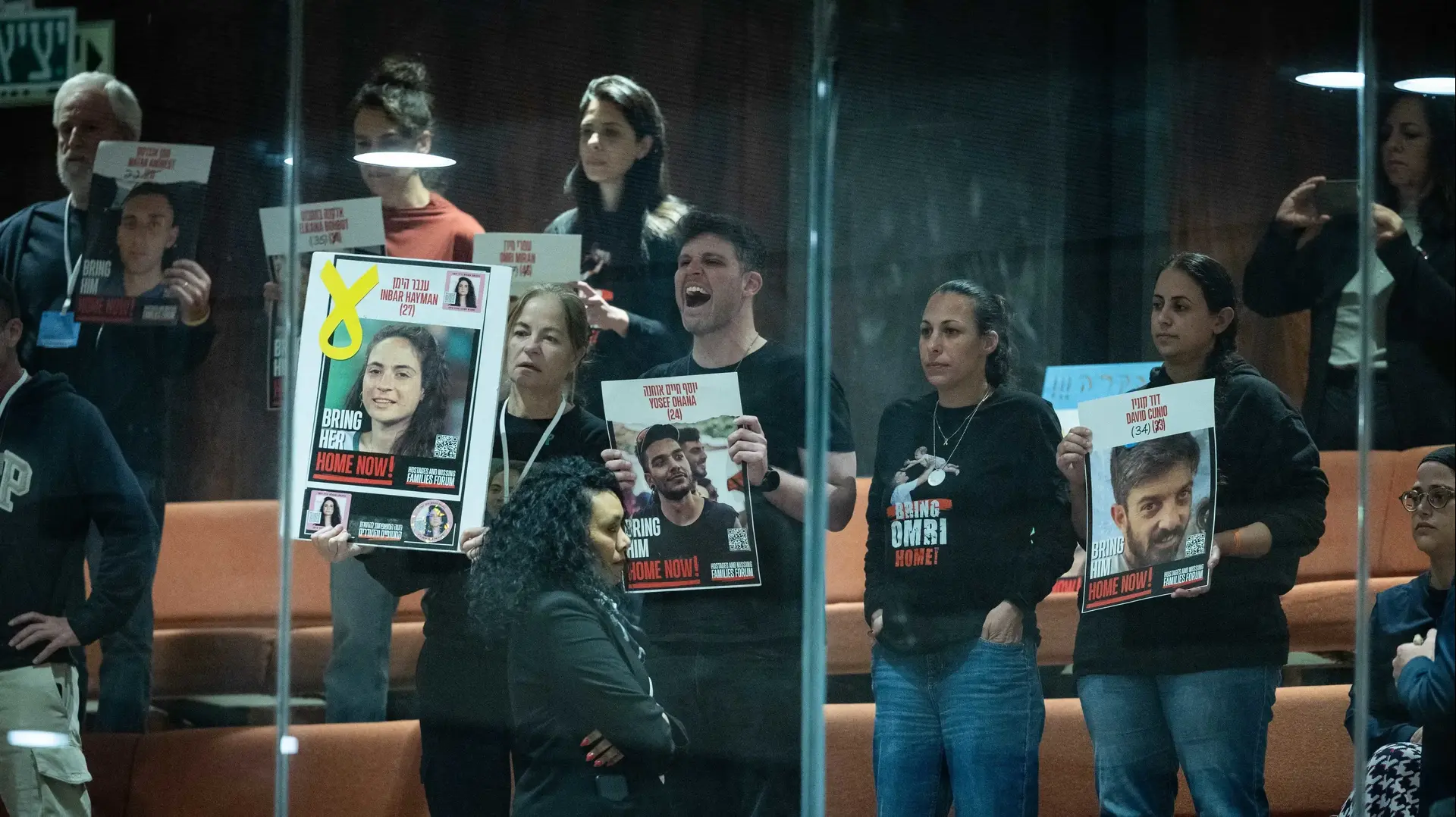 משפחות חטופים מפגינות ביציע האורחים נגד העברת תקציב 2025, מליאת הכנסת, 25 במרץ 2025