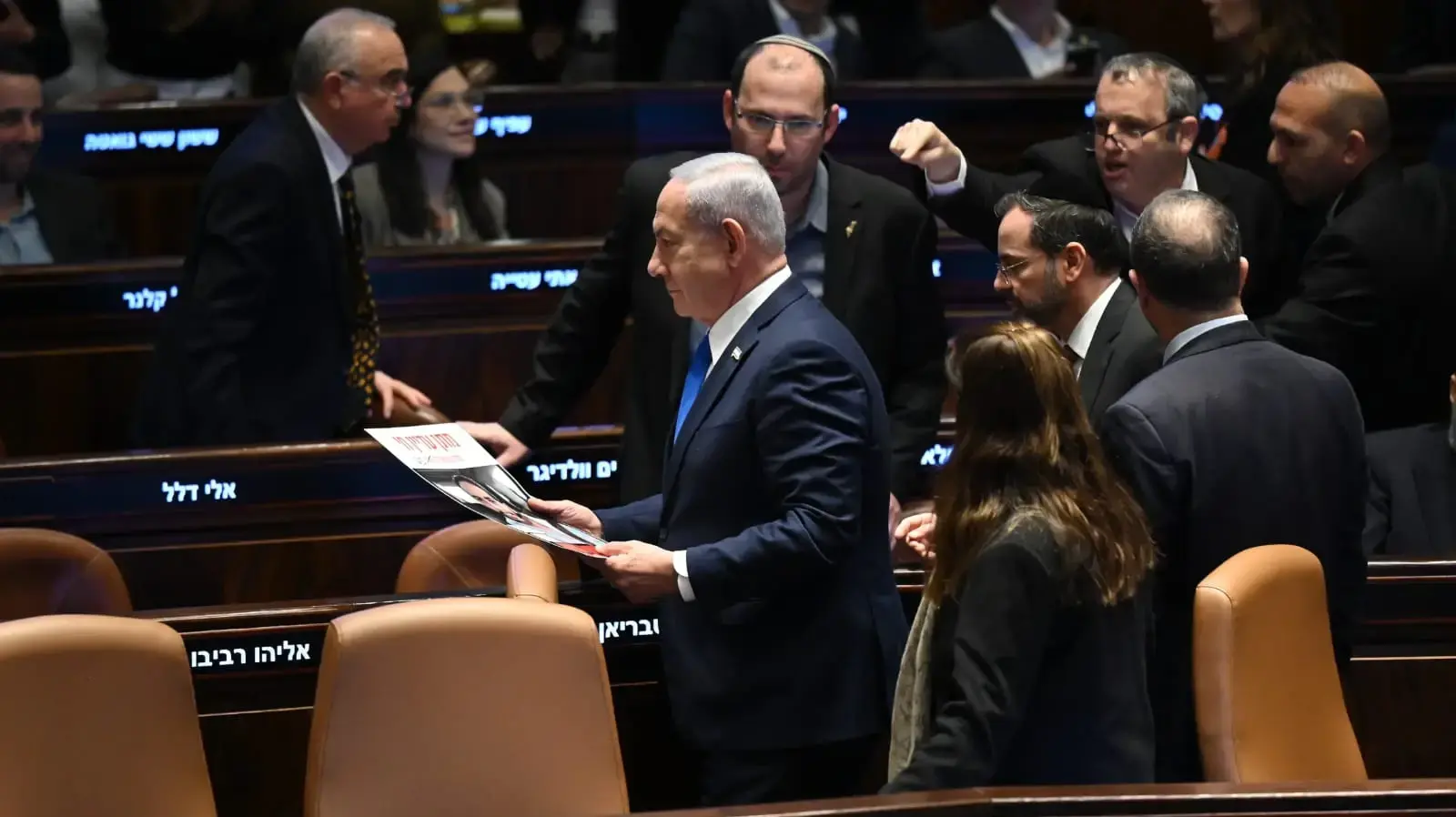 ראש הממשלה, בנימין נתניהו מחזיק שלט "מתן עדיין חי" עם תמונתו של מתן צנגאוקר החטוף בעזה, מליאת הכנסת, 25 במרץ 2025 ראש הממשלה, בנימין נתניהו מחזיק שלט "מתן עדיין חי" עם תמונתו של מתן צנגאוקר החטוף בעזה, מליאת הכנסת, 25 במרץ 2025