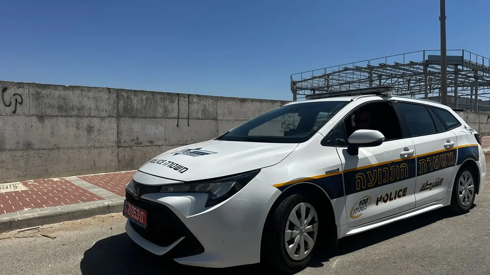 שוטרים עצרו נהג בעת שימוש בנייד והתברר כי רכבו לא עבר טסט שנתי
