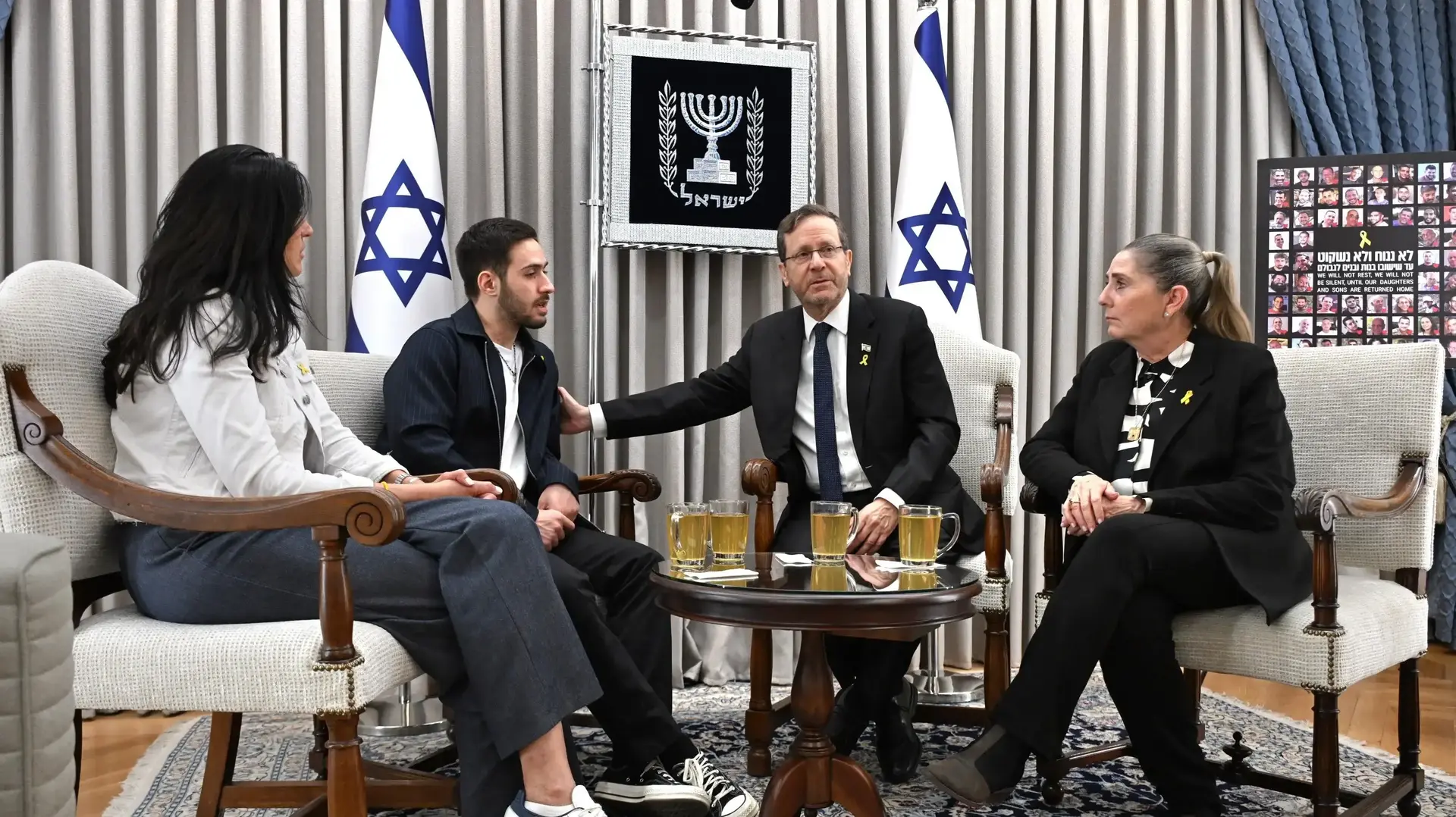 נשיא המדינה יצחק הרצוג ורעייתו מיכל נפגשו עם שורד השבי עומר שם טוב, ששוחרר משבי ארגון הטרור חמאס ואימו שלי נשיא המדינה יצחק הרצוג ורעייתו מיכל נפגשו עם שורד השבי עומר שם טוב, ששוחרר משבי ארגון הטרור חמאס ואימו שלי