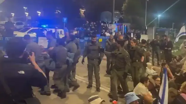 הפגנות משפחות החטופים וניר עוז מול הכנסת. הפגנות משפחות החטופים וניר עוז מול הכנסת.