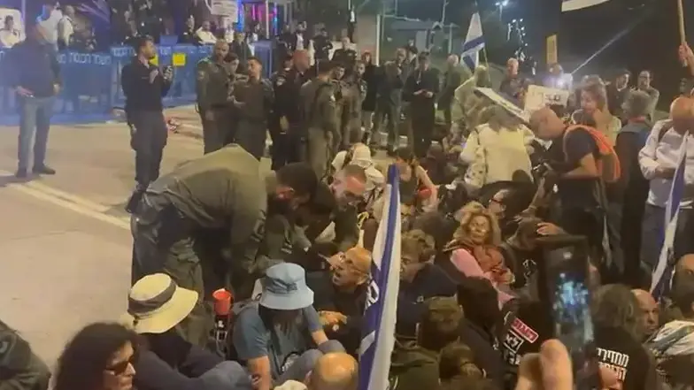 הפגנות משפחות החטופים וניר עוז מול הכנסת.