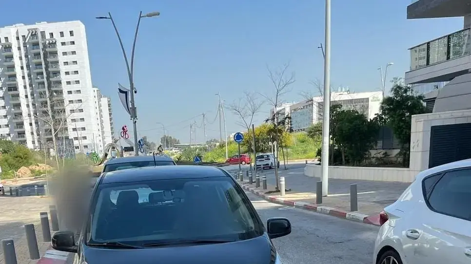 תיעוד דרמטי מאור יהודה: נהג איים על שוטר, פתח בנסיעה כשהשוטר תלוי על הרכב – וכתב אישום הוגש נגדו