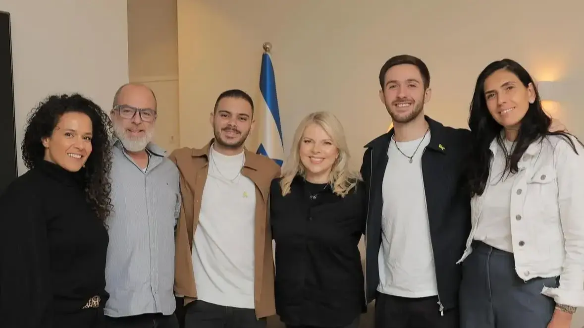 שרה נתניהו במפגש עם עומר שם טוב, עומר ונקרט ומשפחותיהם שרה נתניהו במפגש עם עומר שם טוב, עומר ונקרט ומשפחותיהם