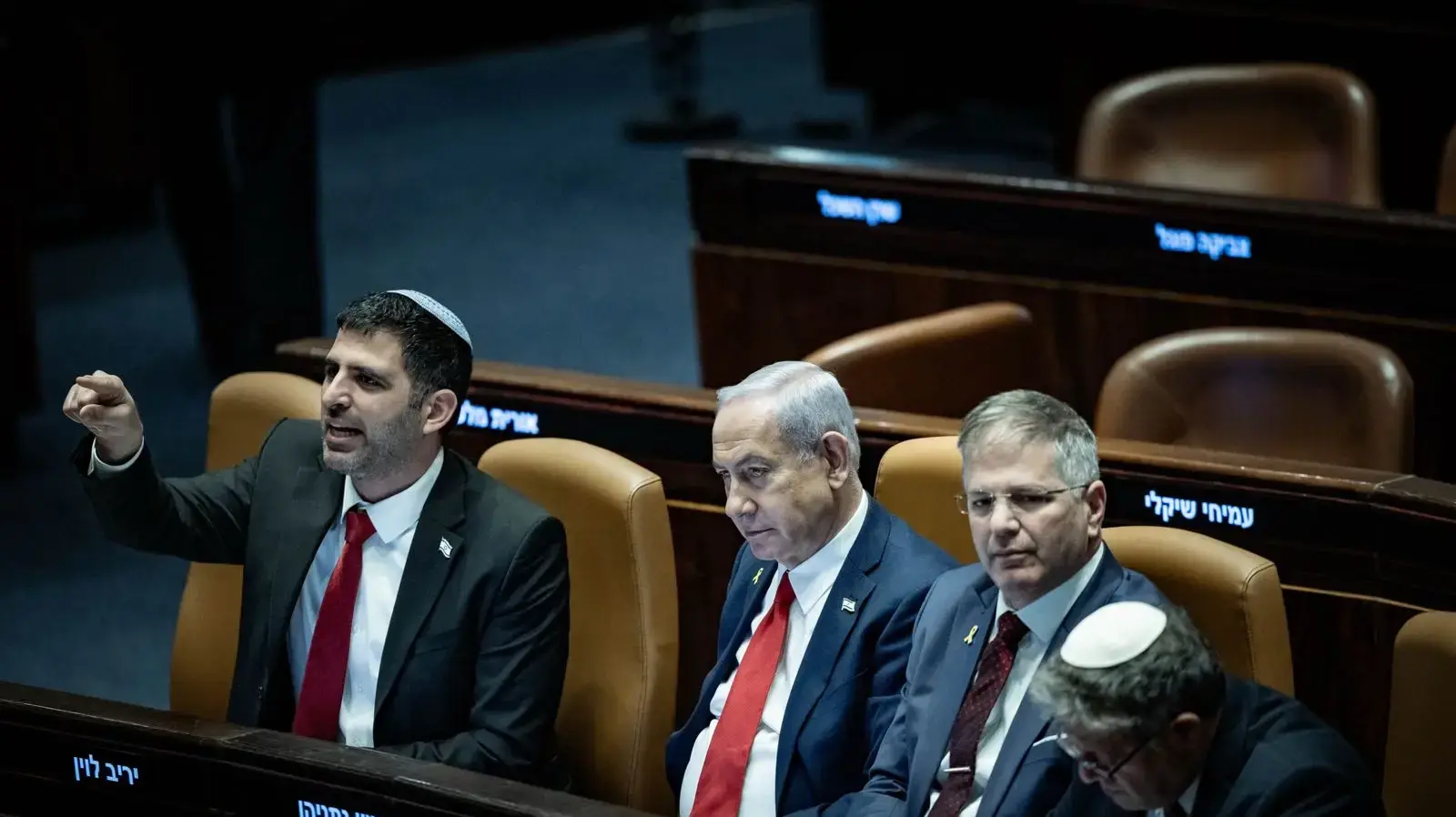בנימין נתניהו, יואב קיש, שלמה קרעי, דיון 40 חתימות, כנסת, 26 במרץ 2025 בנימין נתניהו, יואב קיש, שלמה קרעי, דיון 40 חתימות, כנסת, 26 במרץ 2025