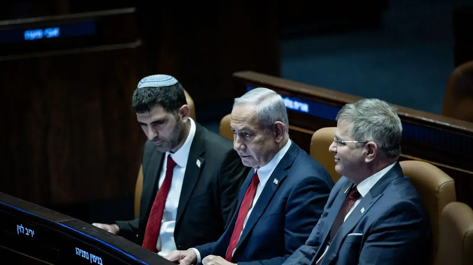 בנימין נתניהו, יואב קיש, שלמה קרעי, דיון 40 חתימות, כנסת, 26 במרץ 2025 בנימין נתניהו, יואב קיש, שלמה קרעי, דיון 40 חתימות, כנסת, 26 במרץ 2025