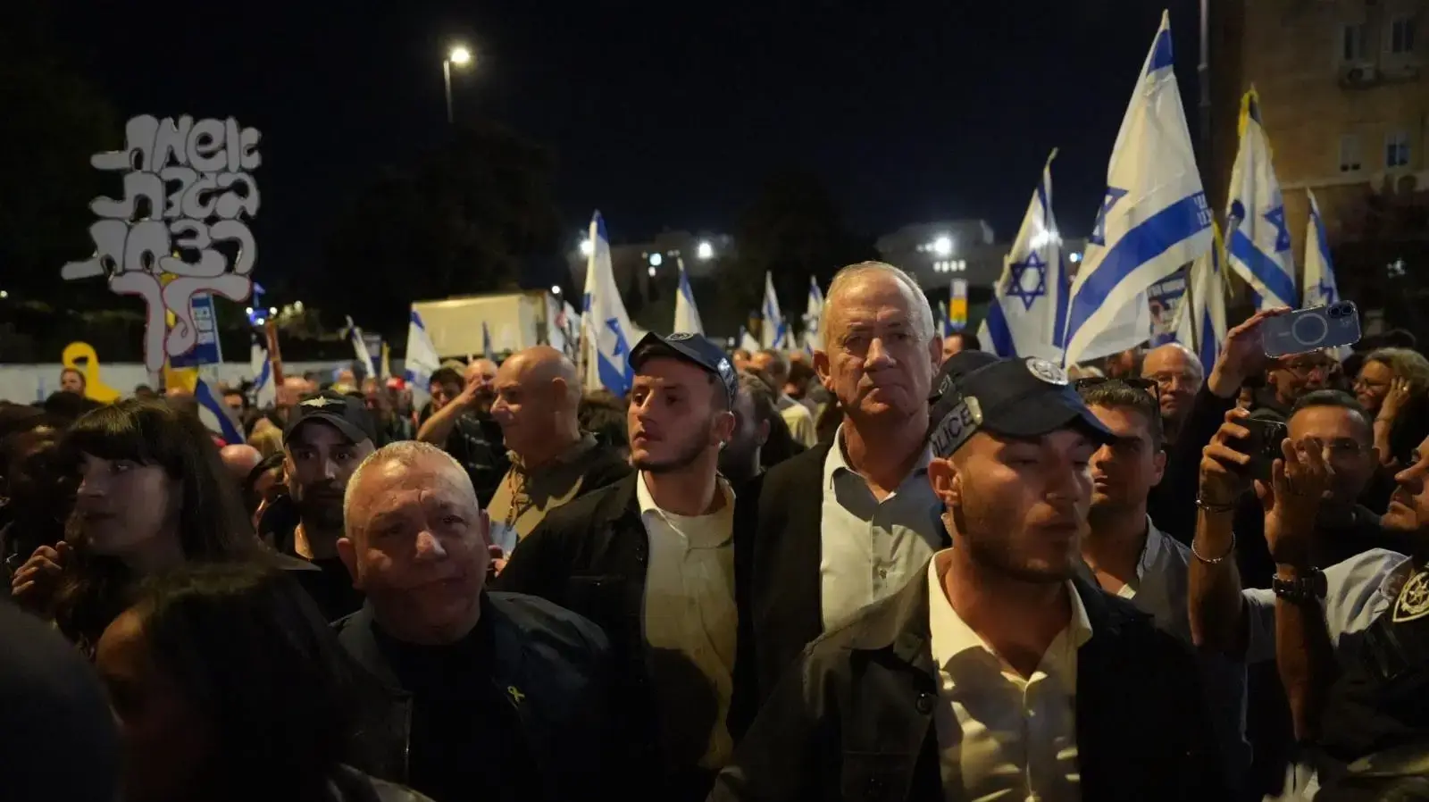 יו״ר המחנה הממלכתי בני גנץ בעצרת מחאה מחוץ לכנסת, 26 במרץ 2025
יו״ר המחנה הממלכתי בני גנץ בעצרת מחאה מחוץ לכנסת, 26 במרץ 2025