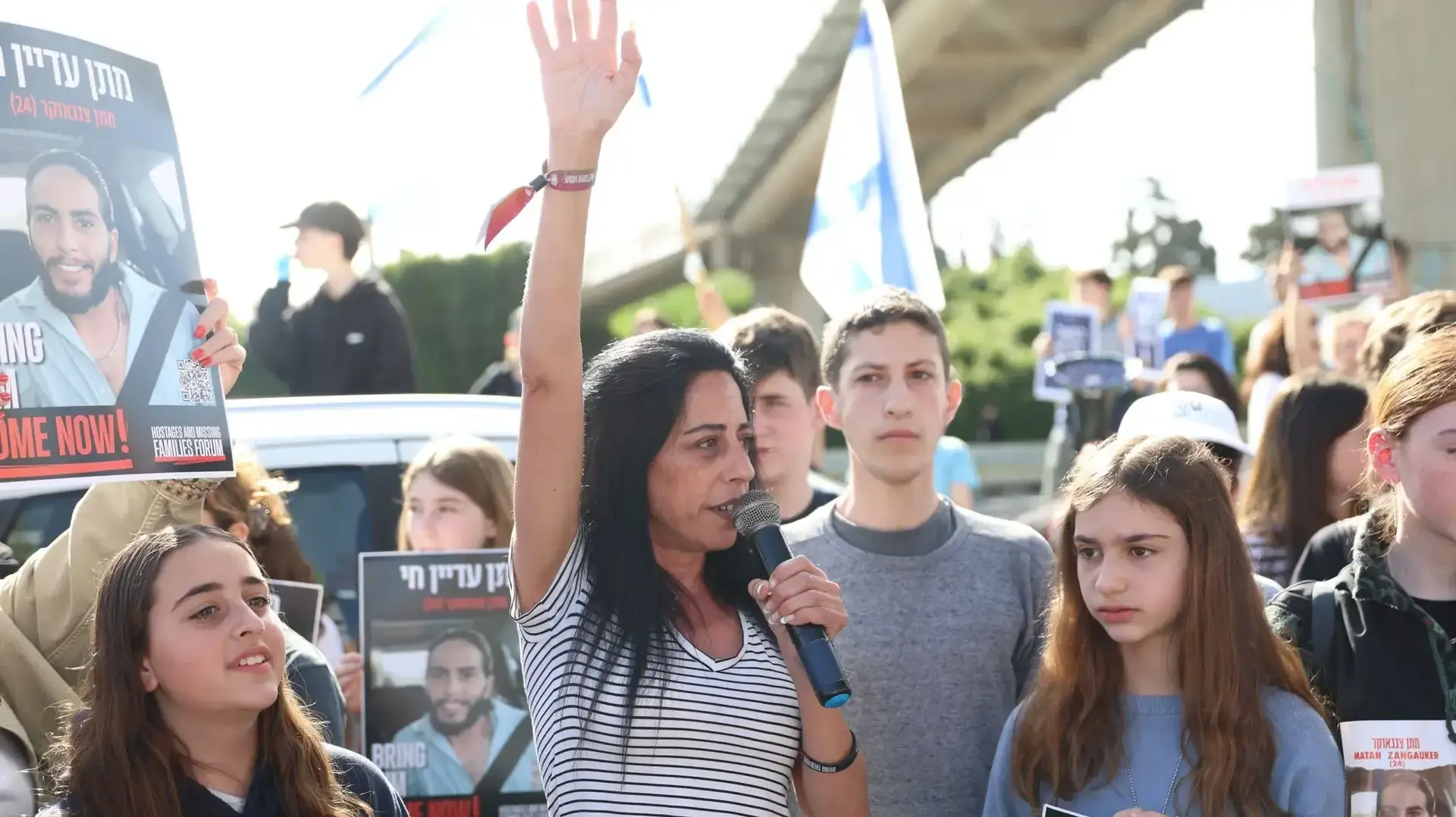 עינב צנגאוקר, בצומת הכפר הירוק עם הפגנת התלמידים. 27 במרץ 2025 עינב צנגאוקר, בצומת הכפר הירוק עם הפגנת התלמידים. 27 במרץ 2025
