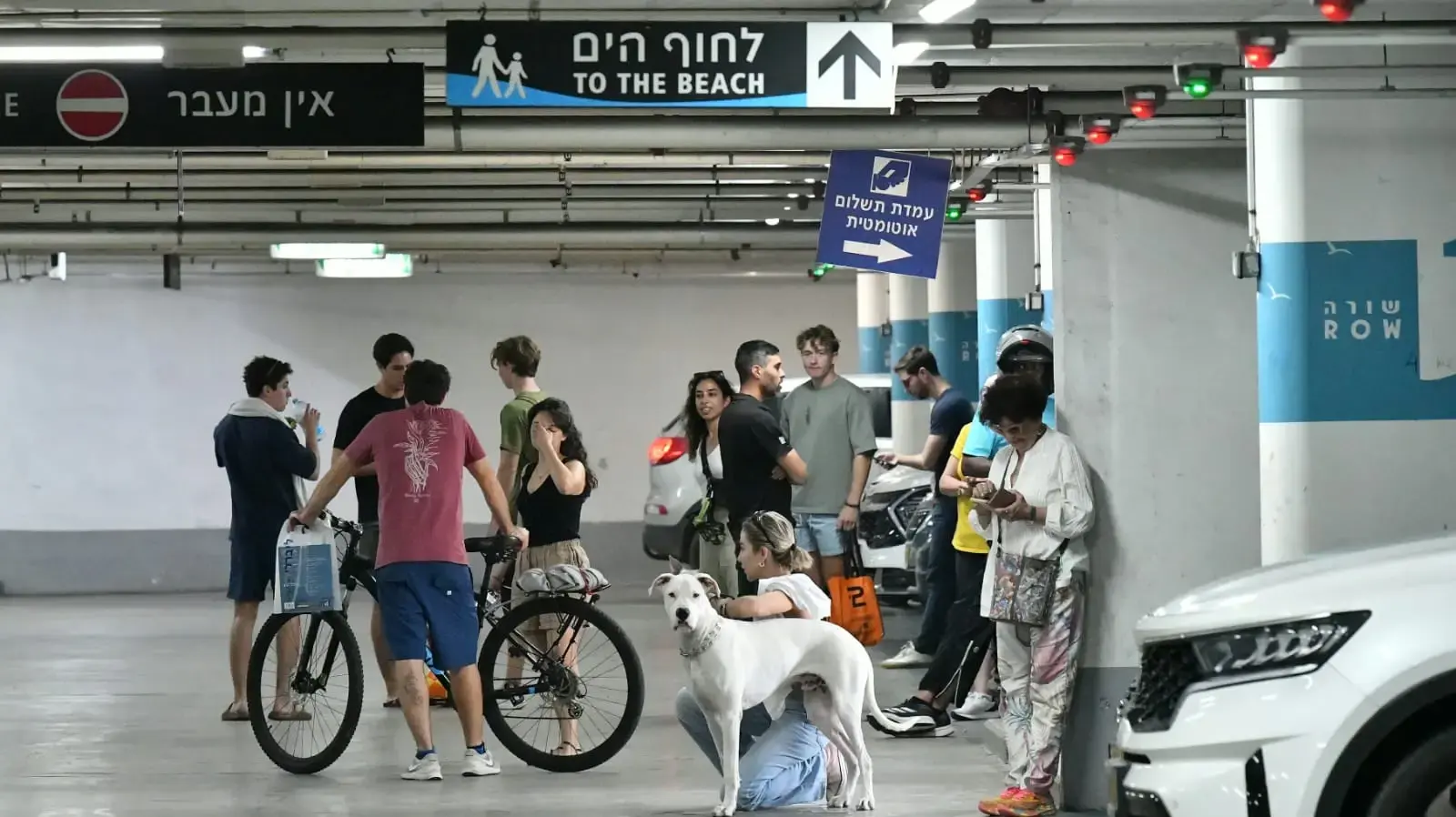 תופסים מחסה בחניון בזמן אזעקה בעקבות שיגור טיל מתימן, 27 במרץ 2025