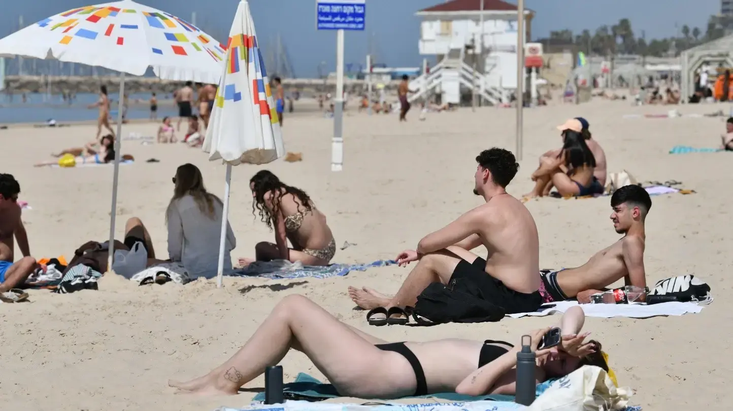 מתרחצים בחוף בוגרשוב, 27 במרץ 2025