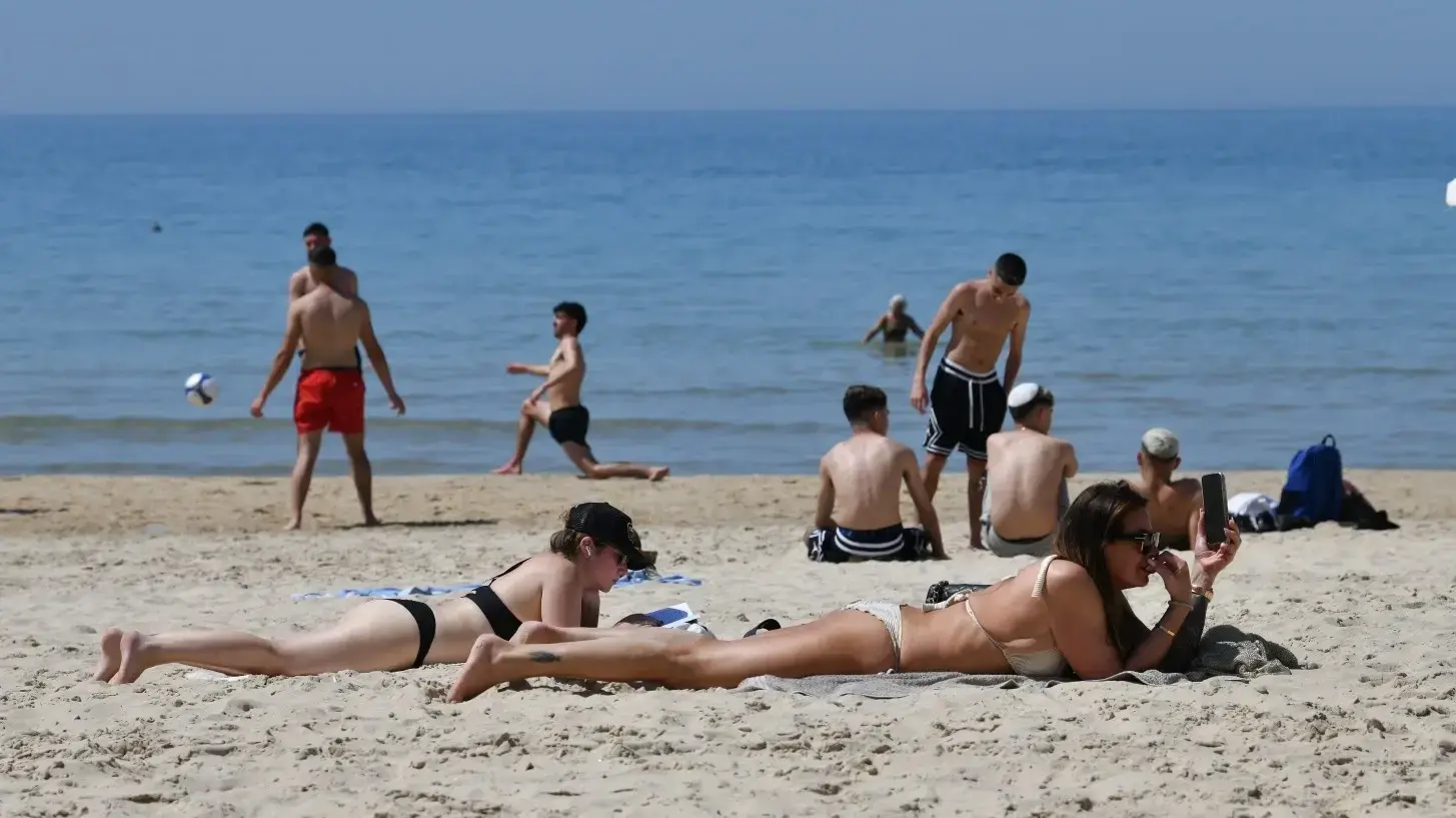 שרב בישראל 
חוף הים בוגרשוב, 27 במרץ 2025