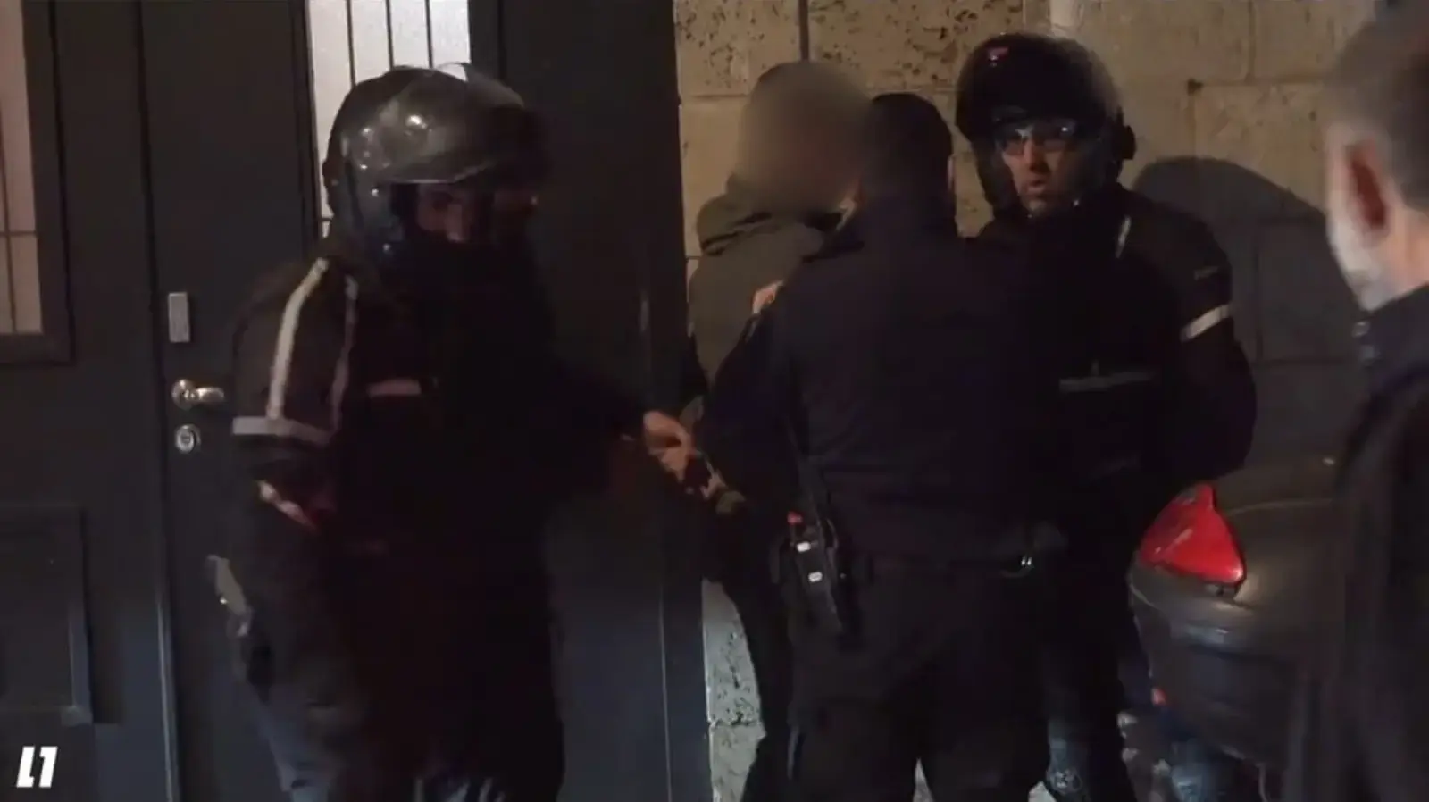רגע המעצר של אחד החשודים רגע המעצר של אחד החשודים