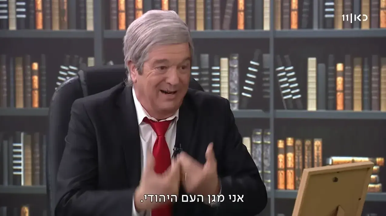 אבי קושניר בדמות ראש הממשלה בנימין נתניהו במערכון של "זהו זה" ששודר בכאן 11 ב-27 במרץ 2025 אבי קושניר בדמות ראש הממשלה בנימין נתניהו במערכון של "זהו זה" ששודר בכאן 11 ב-27 במרץ 2025